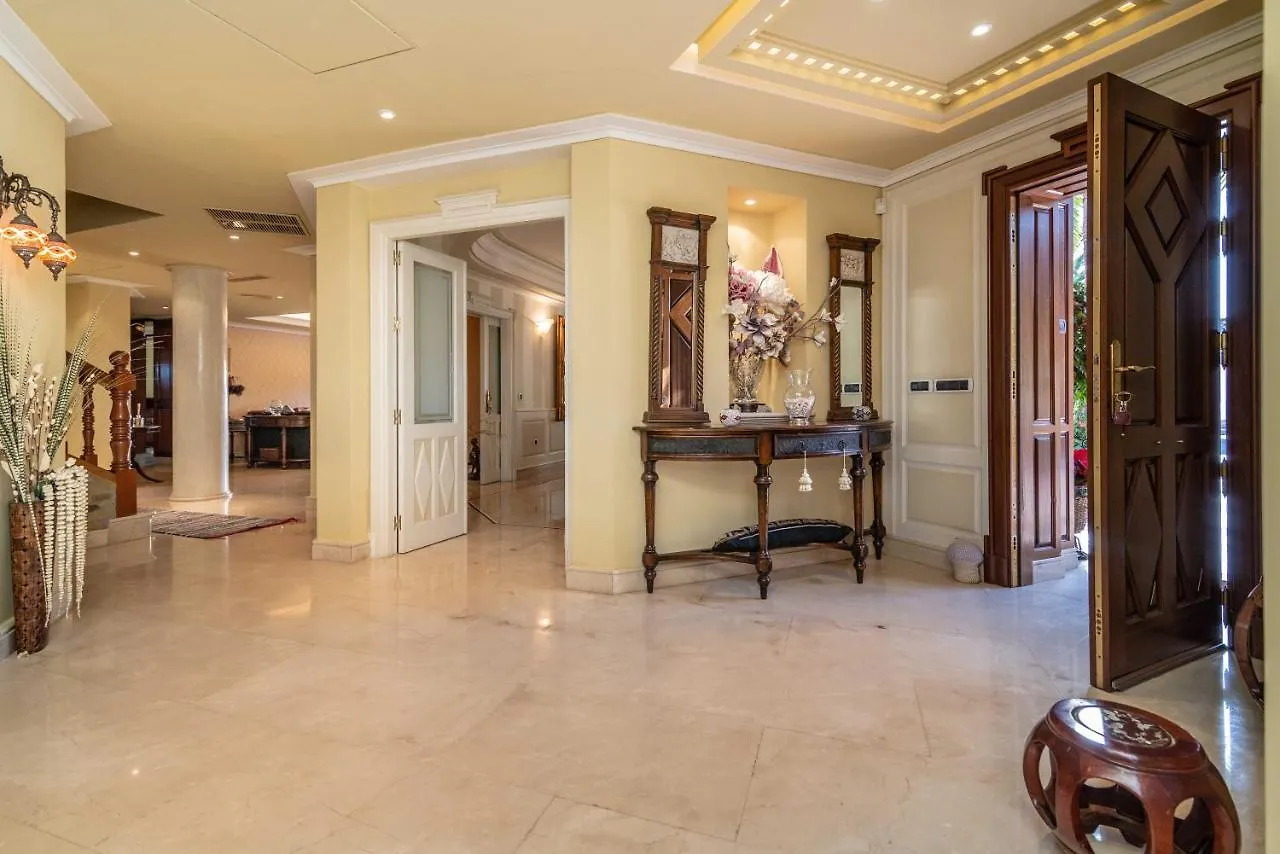 Villa Olivar - 5 Bdr Dream Pool/Jacuzzi/Golf/Bbq Torremolinos